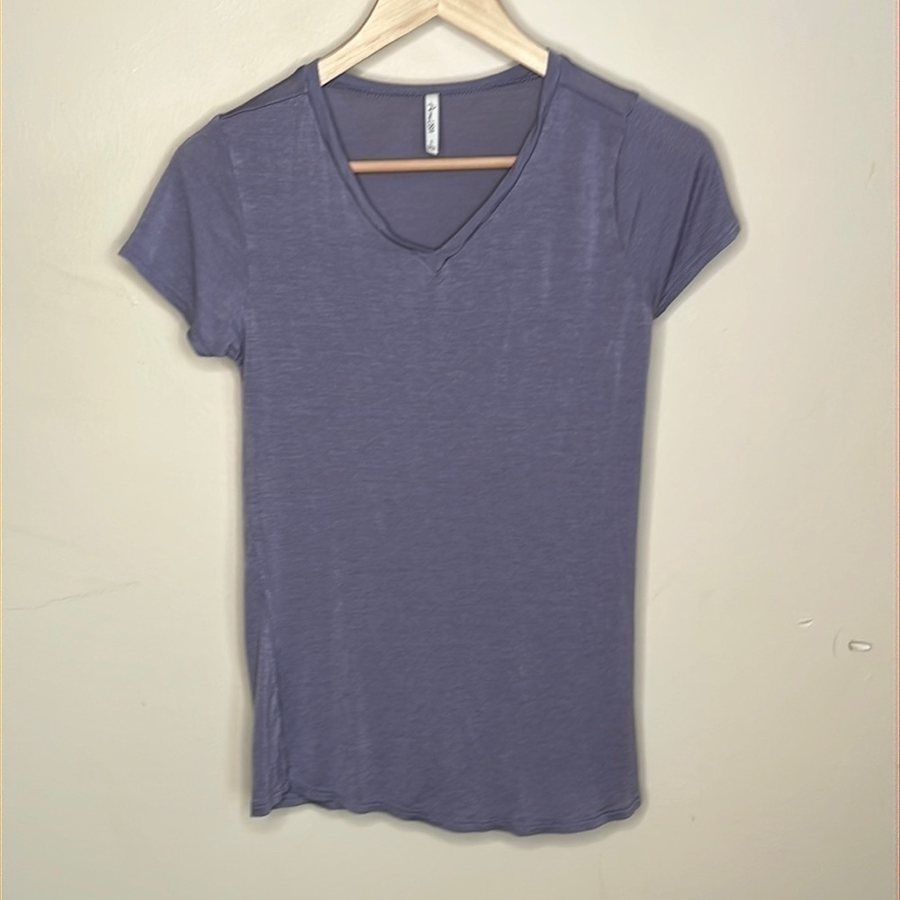 ACTIVE USA SMALL PURPLE VNECK SHORT SLEEVED TSHIRT
